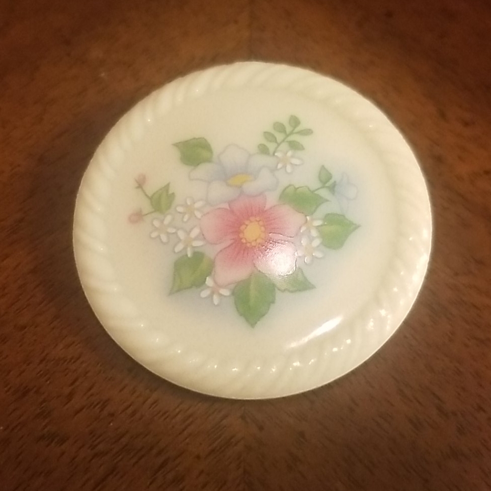 Vintage Avon floral brooch PM 135A - Picture 1 of 3